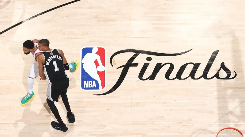 世俱杯买球网站-互不相让！NBA官方晒文班亚马今日与唐斯的俯视角对位照片